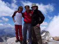 L'équipe au sommet : Alexandre, Fred, Andi (Pointe de la Maladetta en arrière)